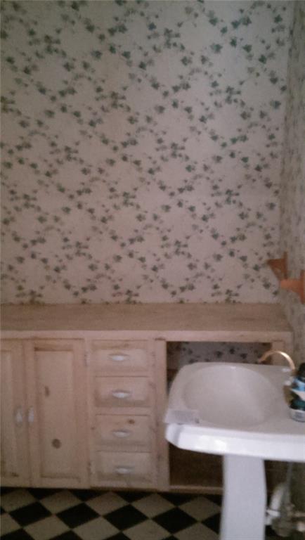 3437 Frew Mill Road New Castle, PA 16101 - Photo 8 of 12 Bath with shower