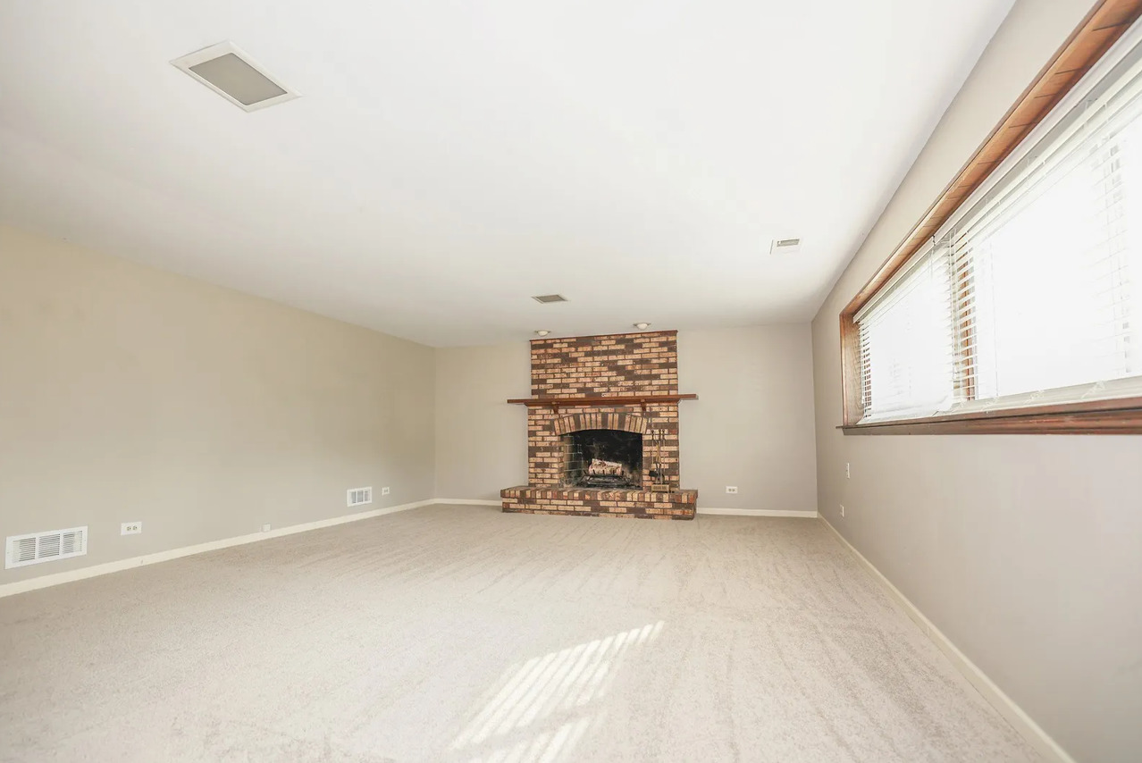 1329 Stonegate Road Naperville, IL 60540 - Photo 6 of 14 Gallery Image 6