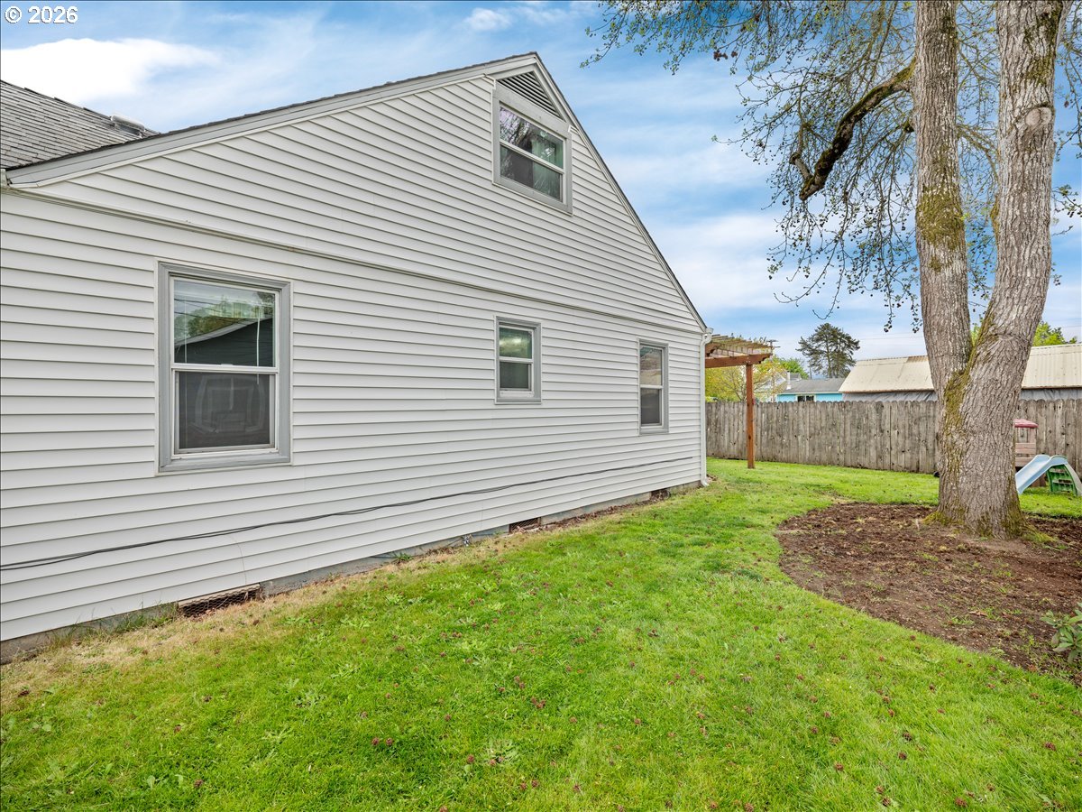 357 E Street Independence, OR 97351 - Photo 33 of 35