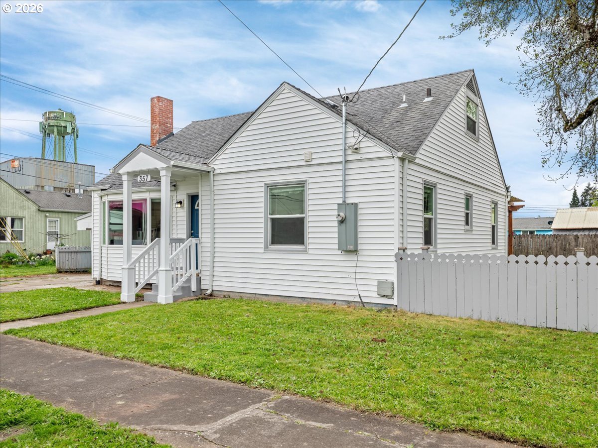 357 E Street Independence, OR 97351 - Photo 4 of 35