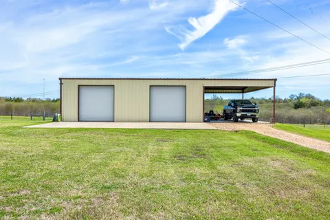 a view of a house with backyard and porch