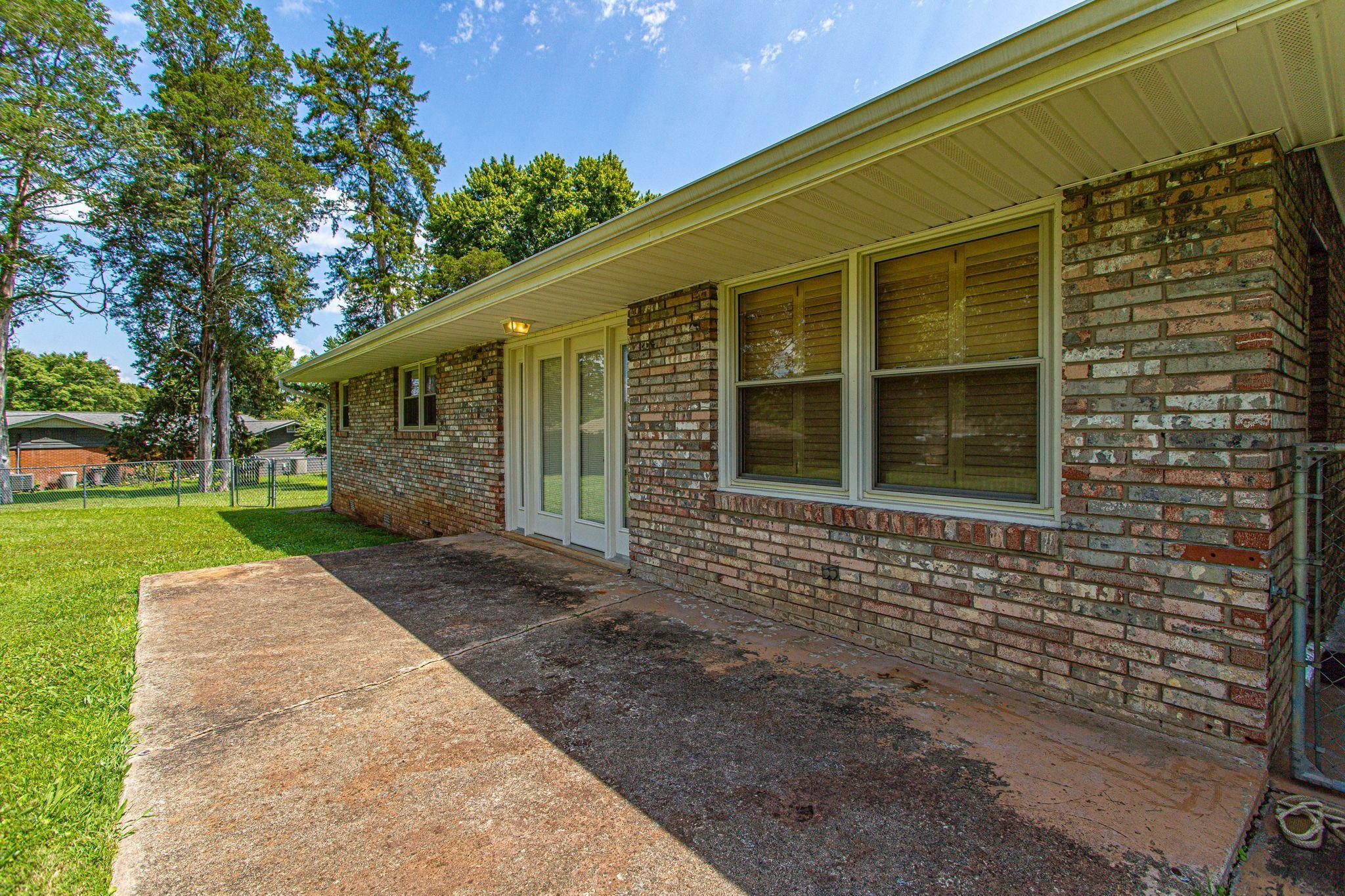 5509 Inwood Road Northwest Knoxville, TN 37921 - Photo 30 of 40 a front view of a house with a yard