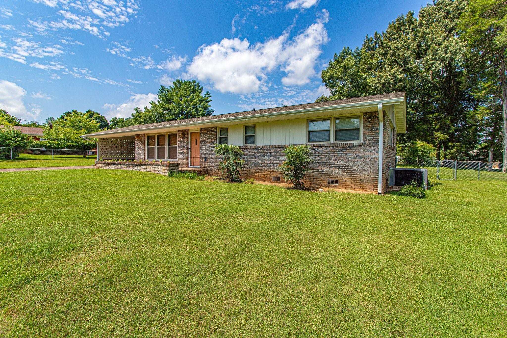 5509 Inwood Road Northwest Knoxville, TN 37921 - Photo 38 of 40 front view of a house with a yard