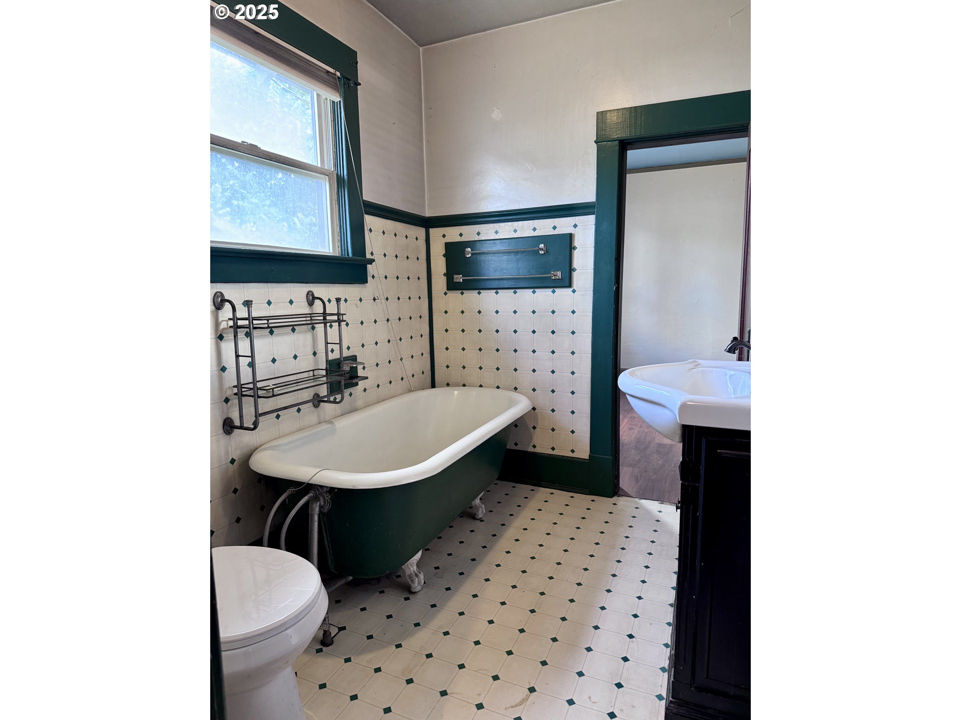 2335 Grace Street Baker City, OR 97814 - Photo 6 of 19 a bathroom with a sink toilet and mirror