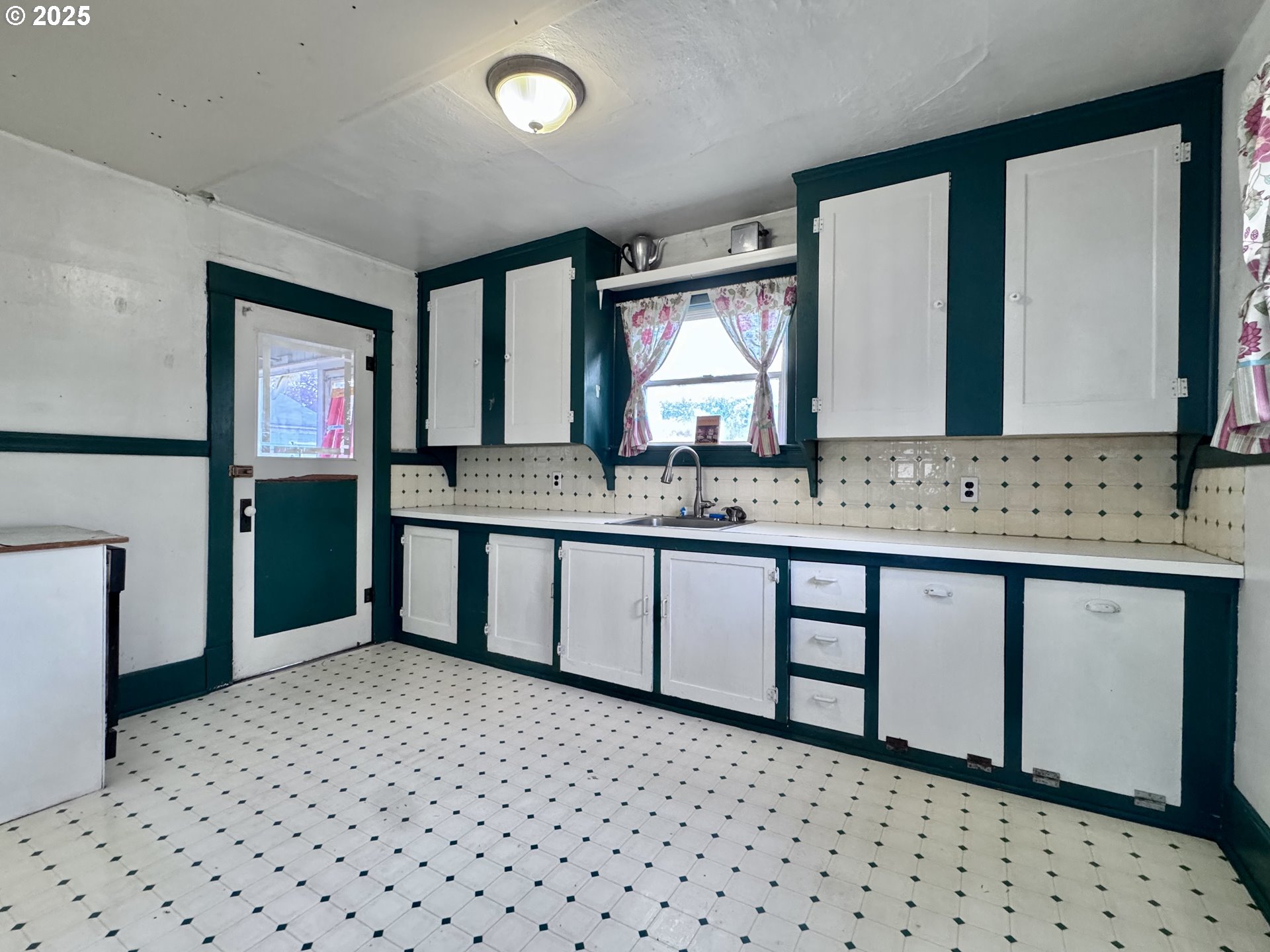 2335 Grace Street Baker City, OR 97814 - Photo 10 of 19 a bathroom with a granite countertop sink and a mirror