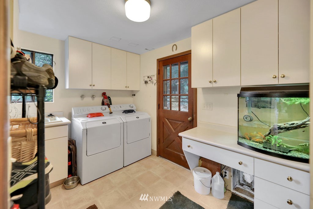15307 Baker Heights Road Mount Vernon, WA 98273 - Photo 21 of 37 a room with a sink and cabinets