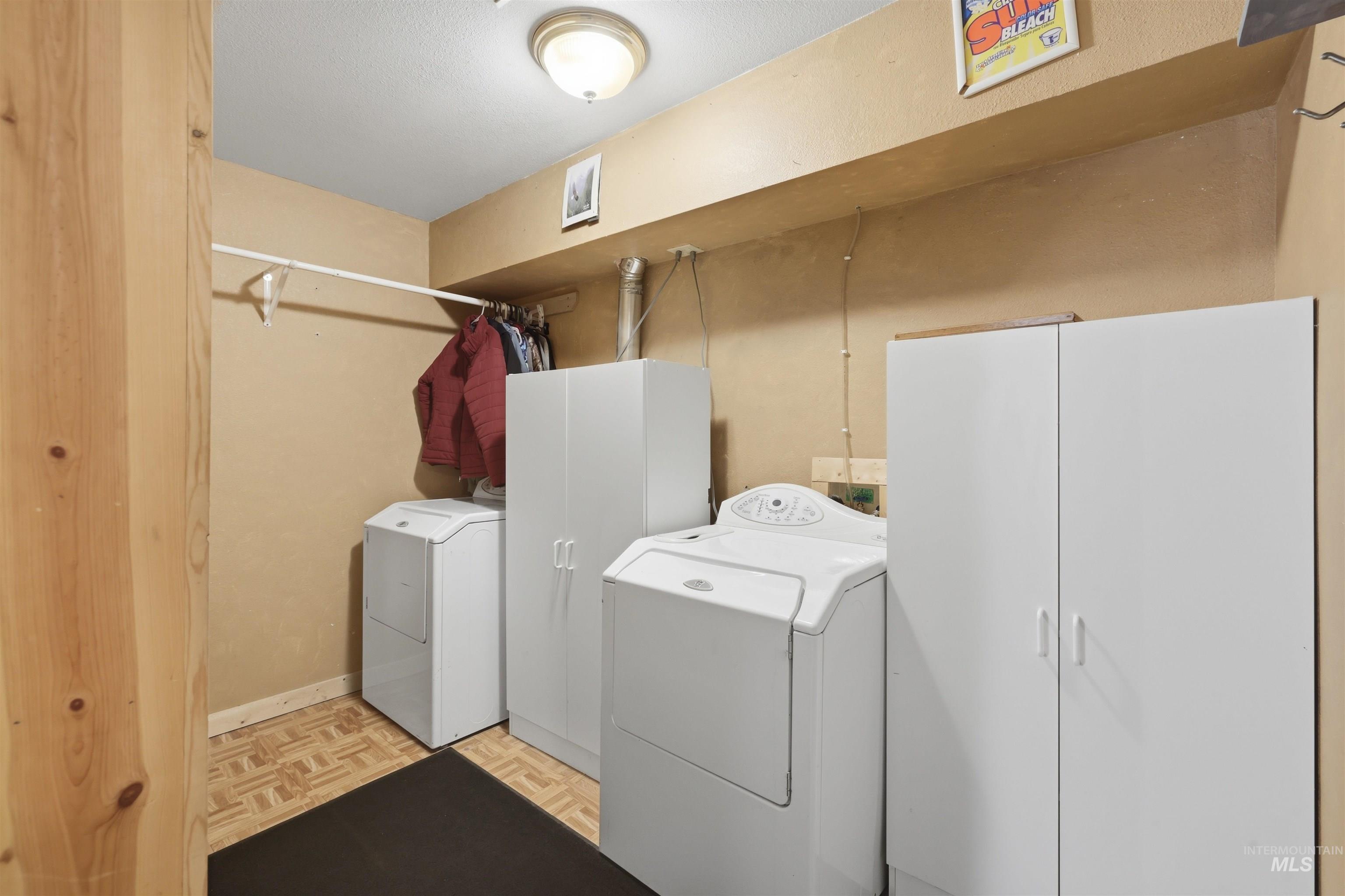 95 Johnson Creek Road Boise, ID 83716 - Photo 38 of 49 Laundry area featuring parquet flooring and independent washer and dryer