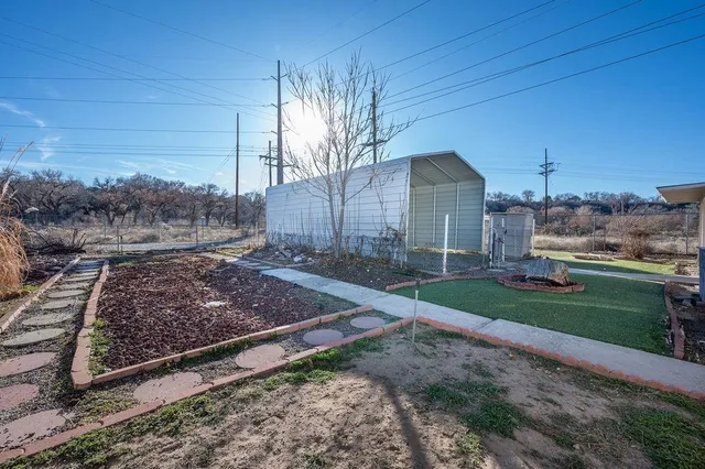 a view of a house with backyard