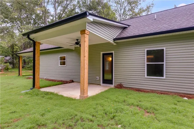 a view of front of a house with a yard