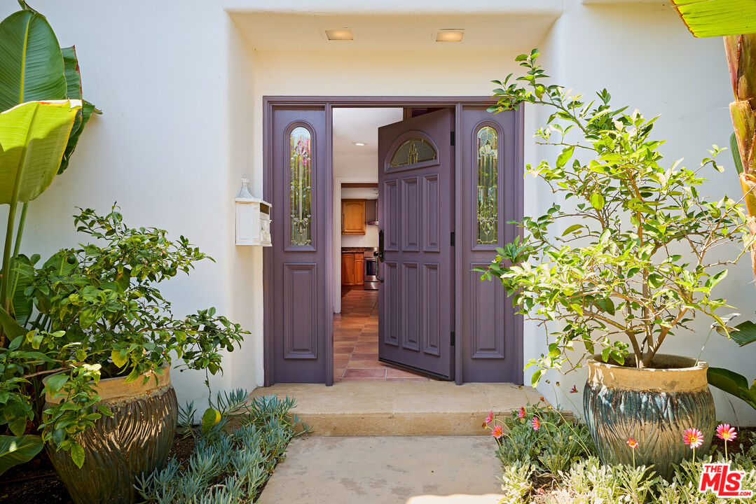 697 Washington Boulevard Marina del Rey, CA 90292 - Photo 5 of 23 a front view of a house with a garden
