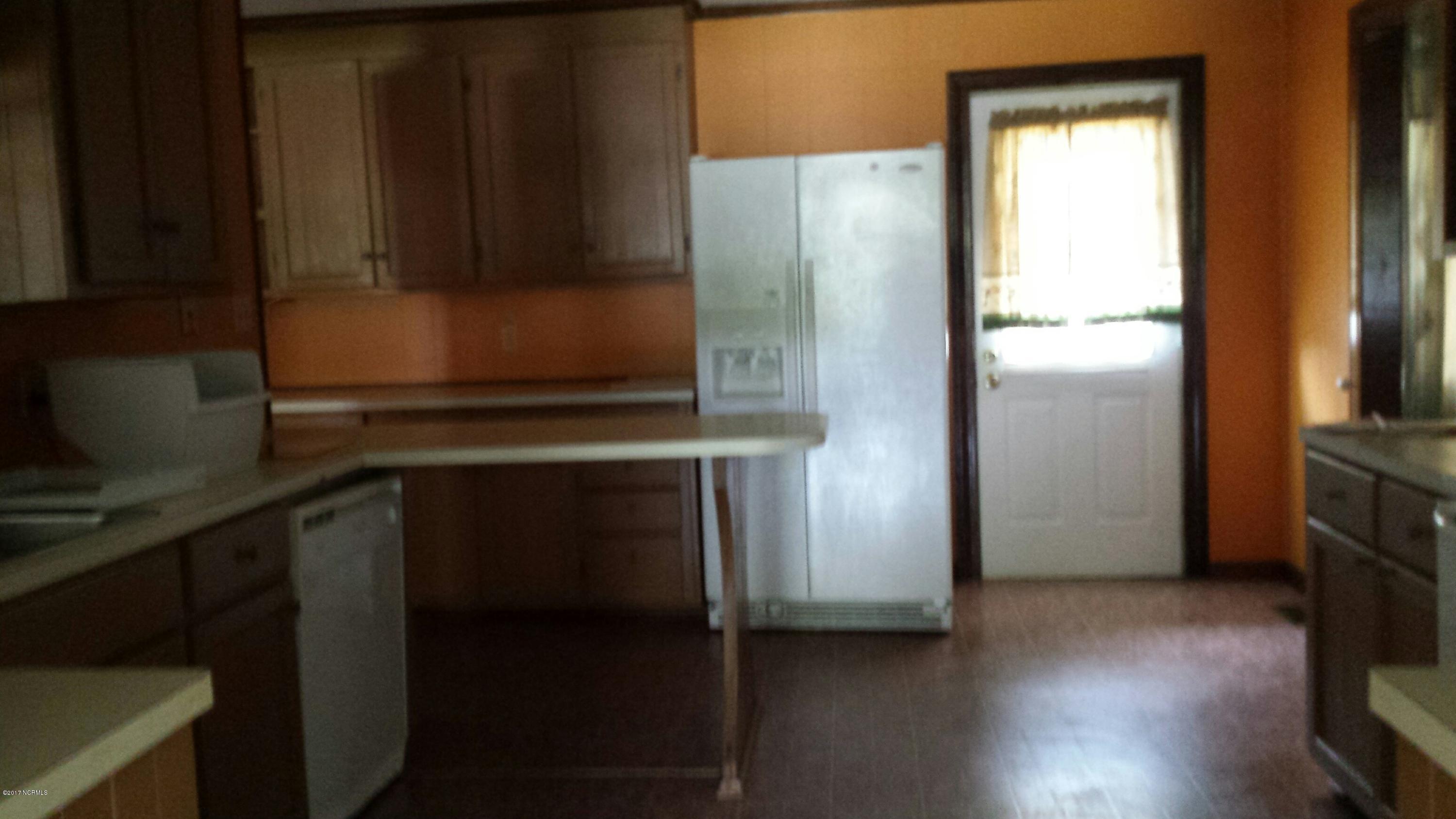 1807 View Nicholson Road Williamston, NC 27892 - Photo 13 of 16 W kitchen
