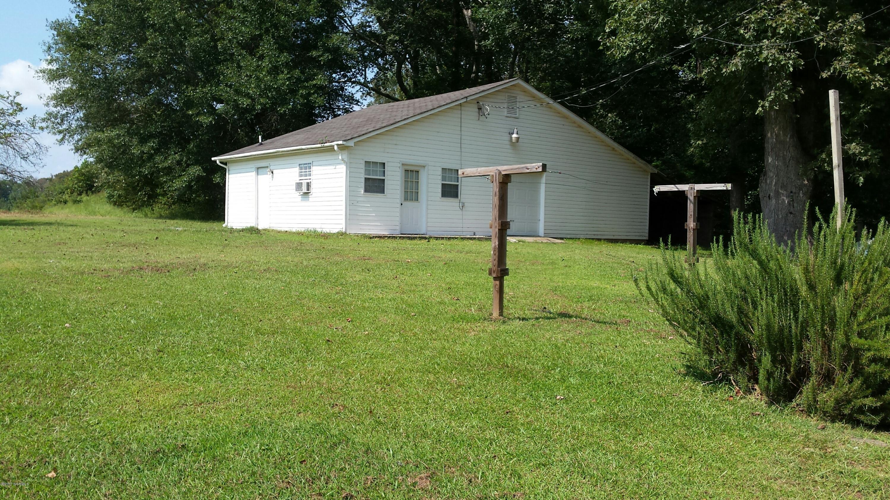 1807 View Nicholson Road Williamston, NC 27892 - Photo 6 of 16 W garage