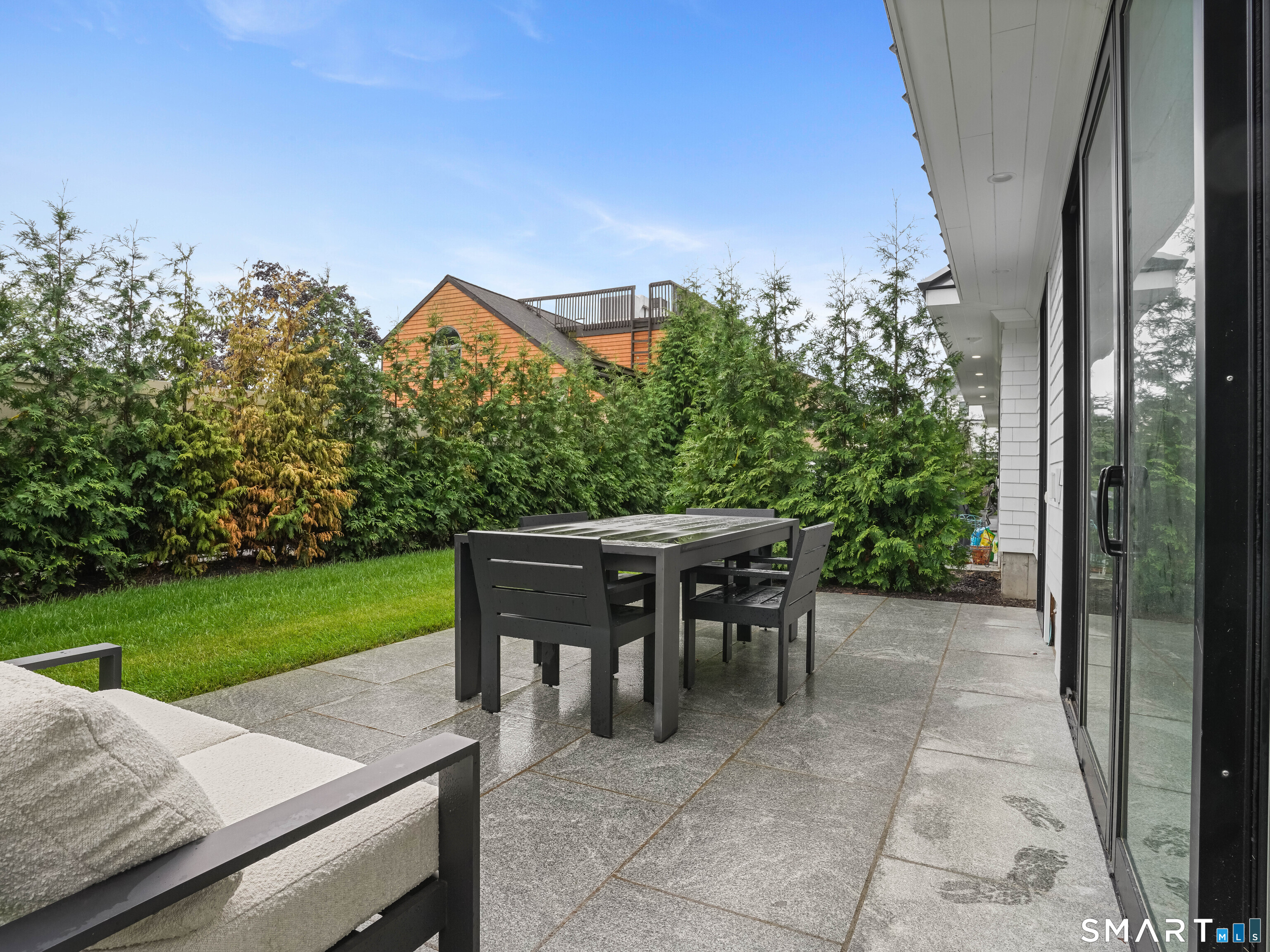 345 Reef Road, Unit C9 Fairfield, CT 06824 - Photo 11 of 32 a view of a backyard with sitting area