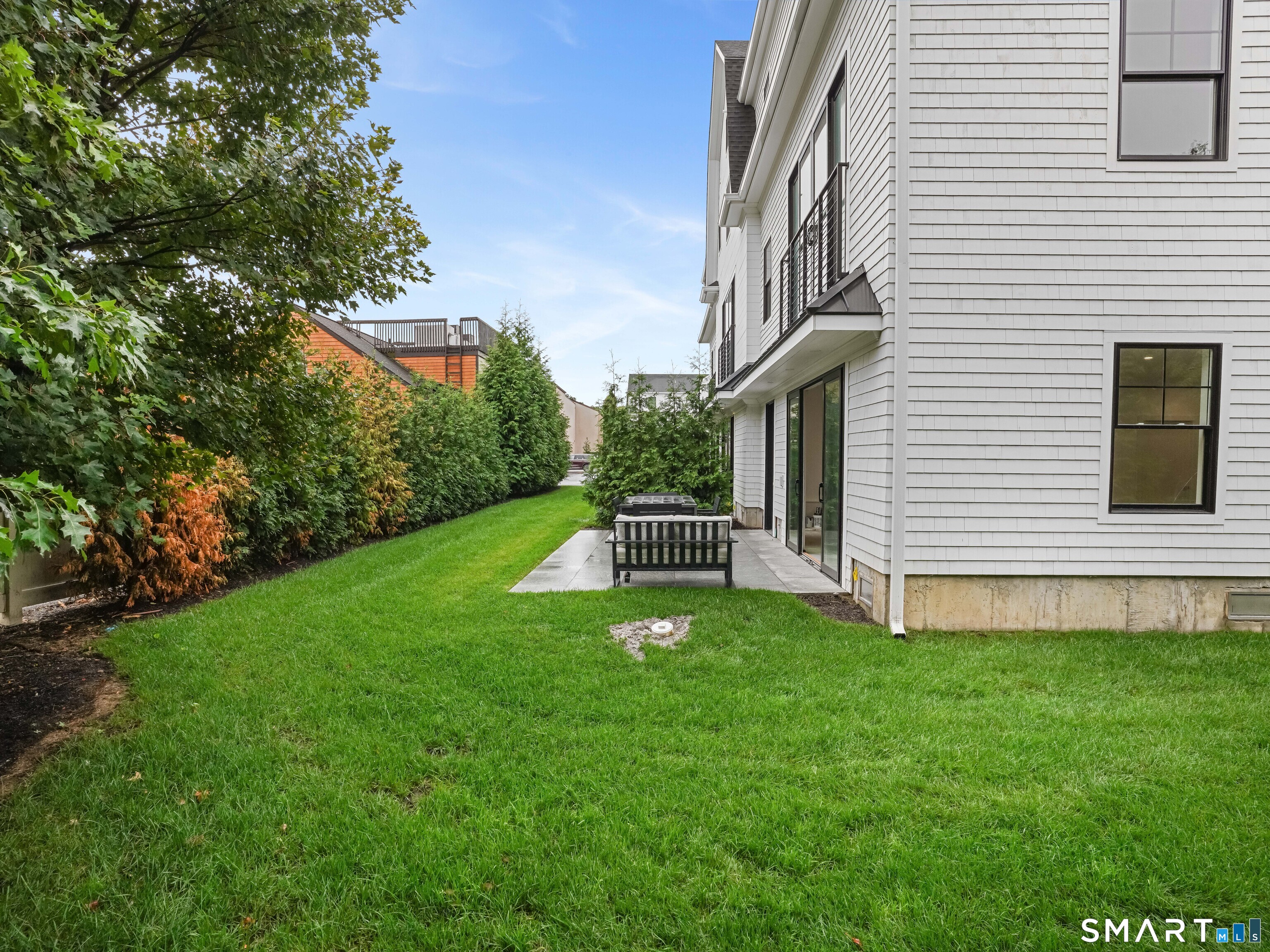 345 Reef Road, Unit C9 Fairfield, CT 06824 - Photo 12 of 32 a garden with trees in front of it