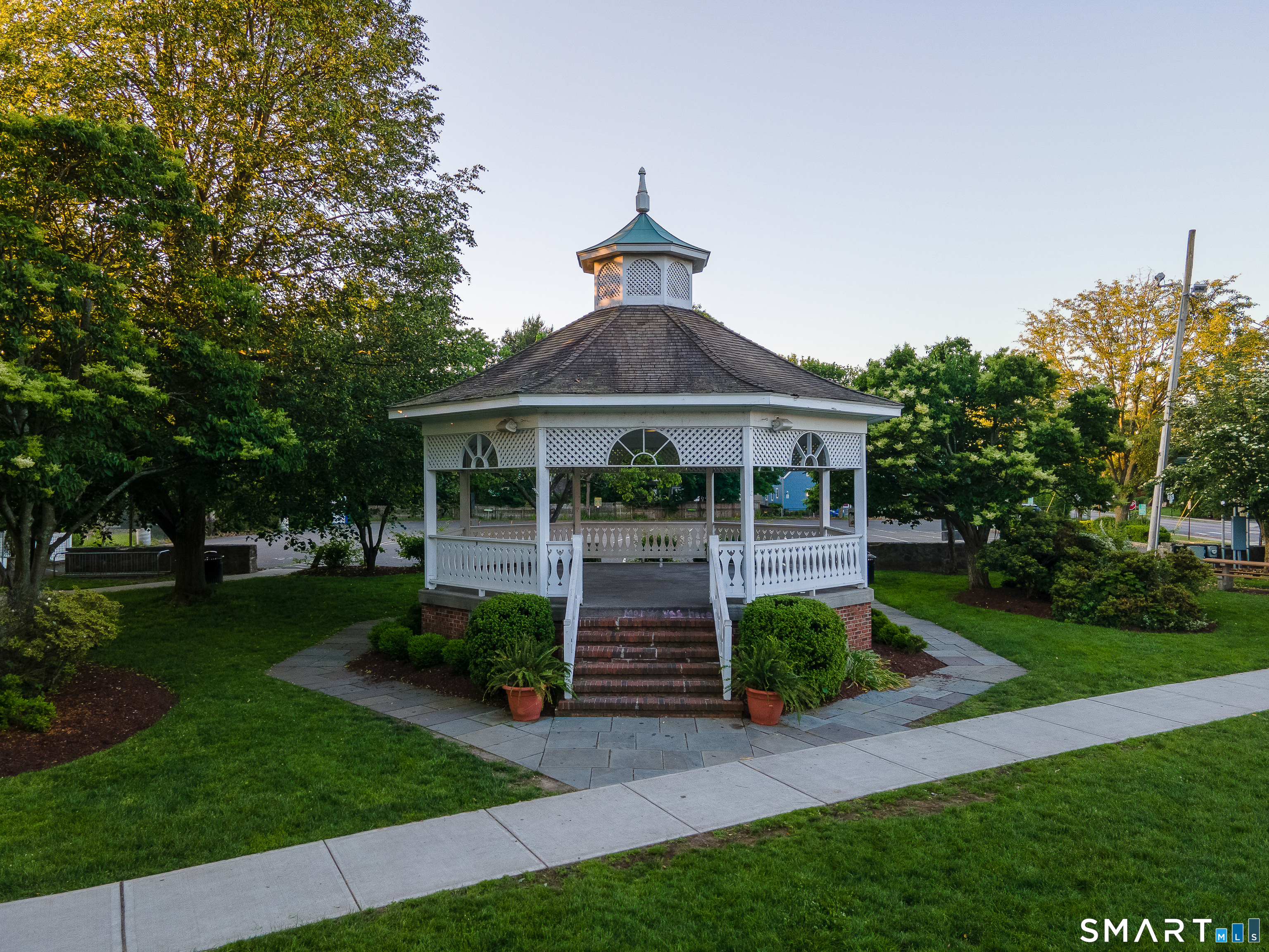 345 Reef Road, Unit C9 Fairfield, CT 06824 - Photo 19 of 32 a front view of a house with garden