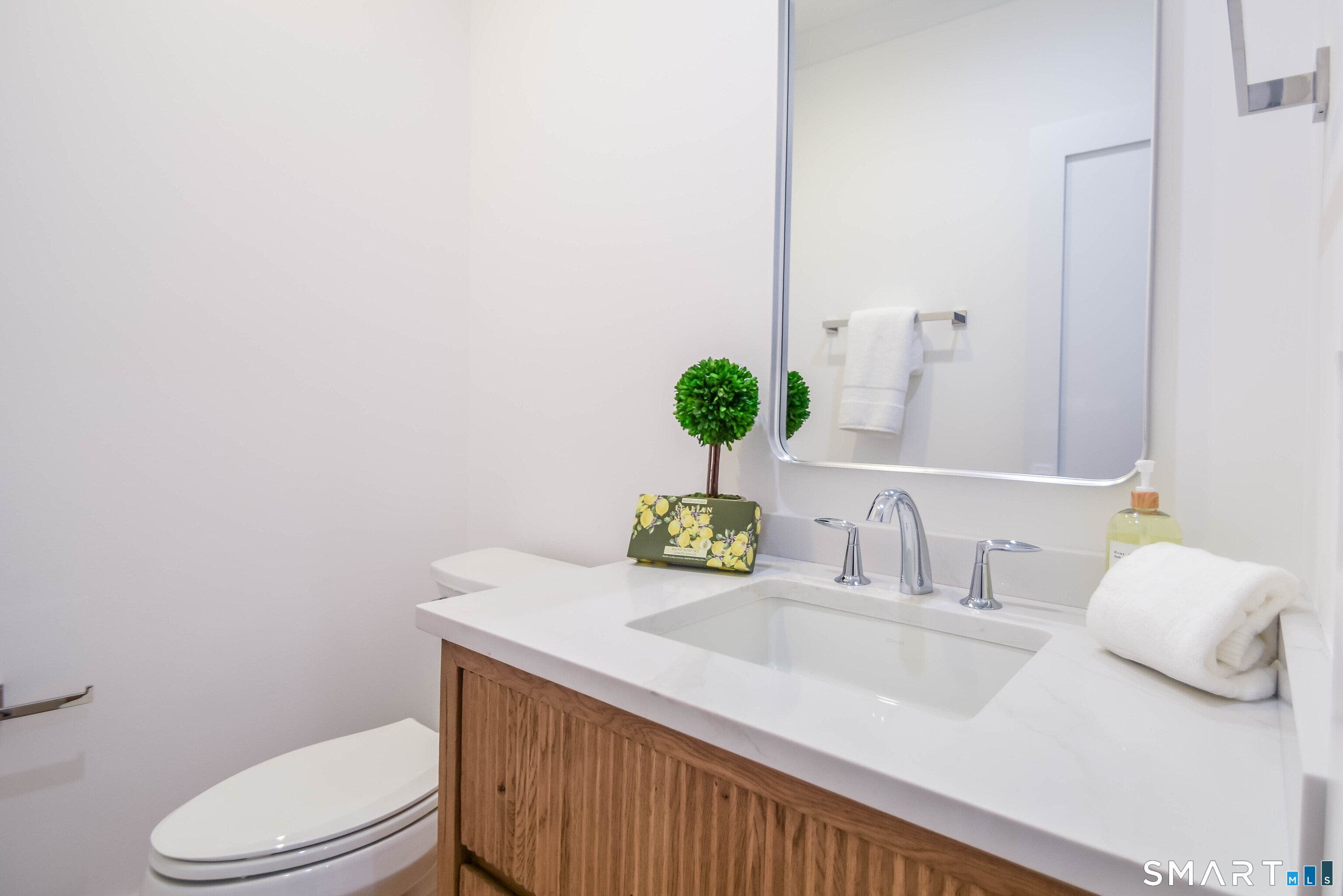 345 Reef Road, Unit C9 Fairfield, CT 06824 - Photo 31 of 32 a bathroom with a sink and a toilet