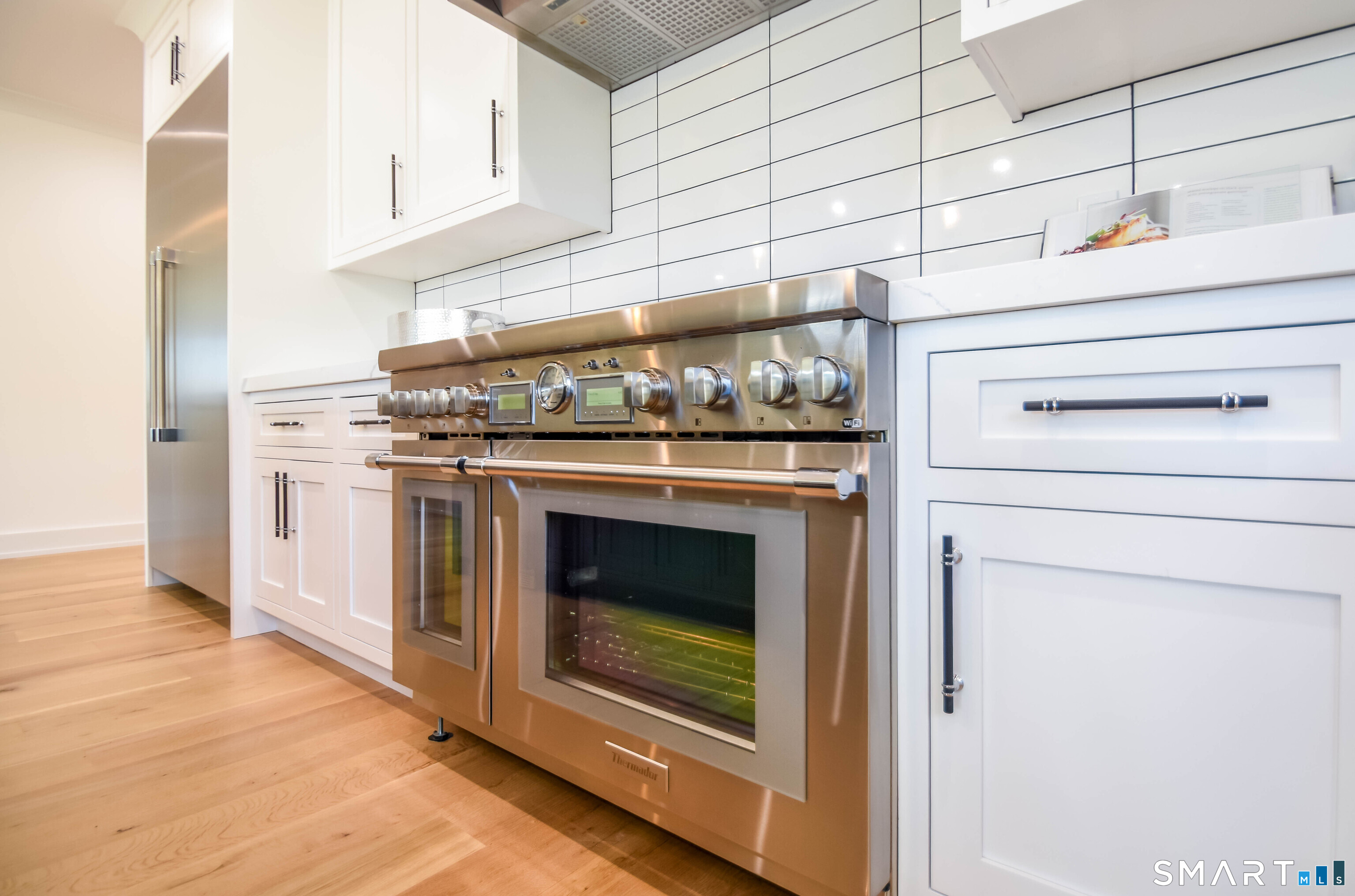 345 Reef Road, Unit C9 Fairfield, CT 06824 - Photo 9 of 32 a stove top oven sitting inside of a kitchen