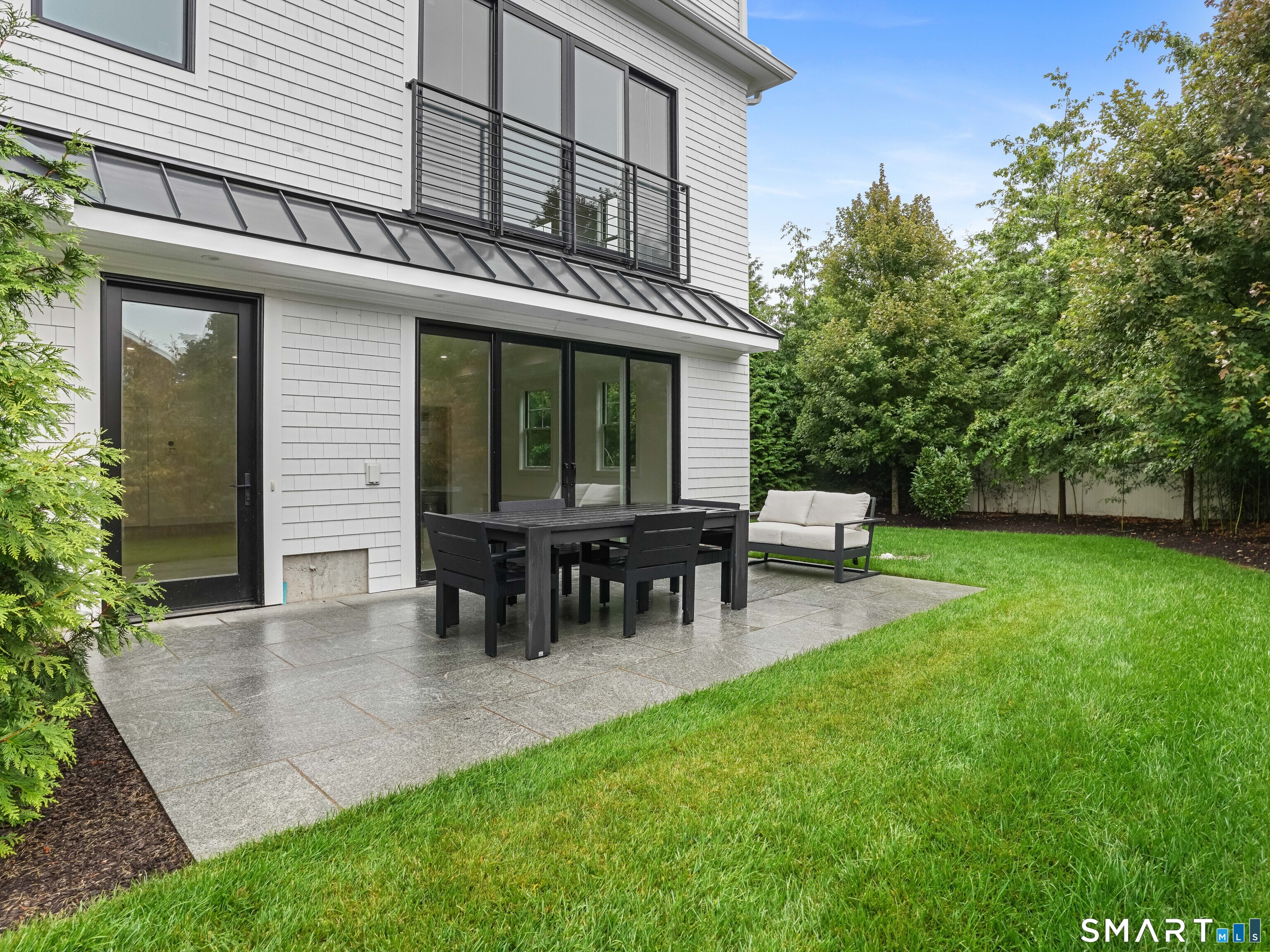 345 Reef Road, Unit C9 Fairfield, CT 06824 - Photo 10 of 32 a view of a house with a back yard and sitting area
