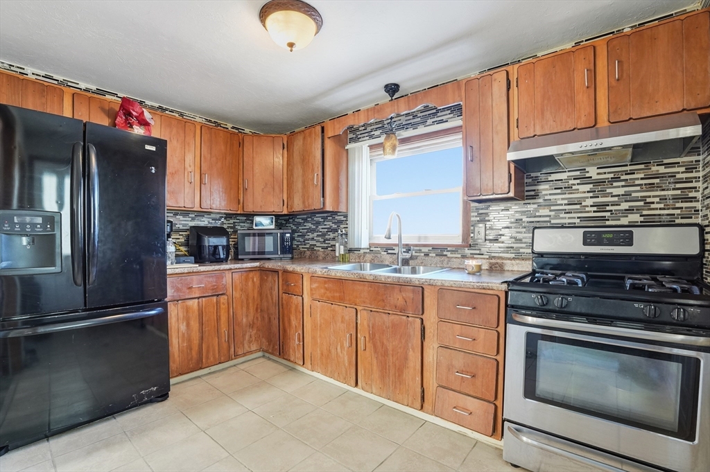 364 Tecumseh Street Fall River, MA 02721 - Photo 6 of 34