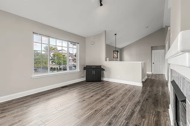 $359,900 | 161 Lucerne Court, Wheeling, IL 60090