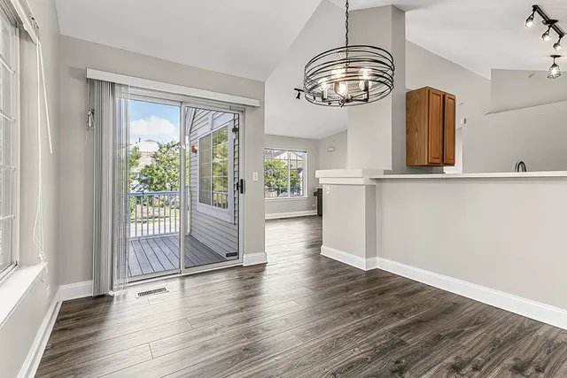 $359,900 | 161 Lucerne Court, Wheeling, IL 60090