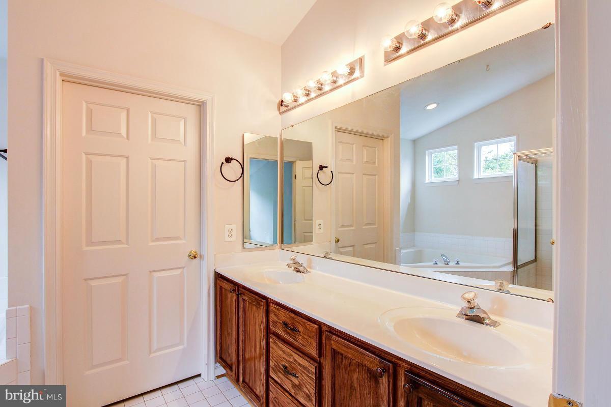 18625 Olney Mill Road Olney, MD 20832 - Photo 18 of 30 Bath (Master)