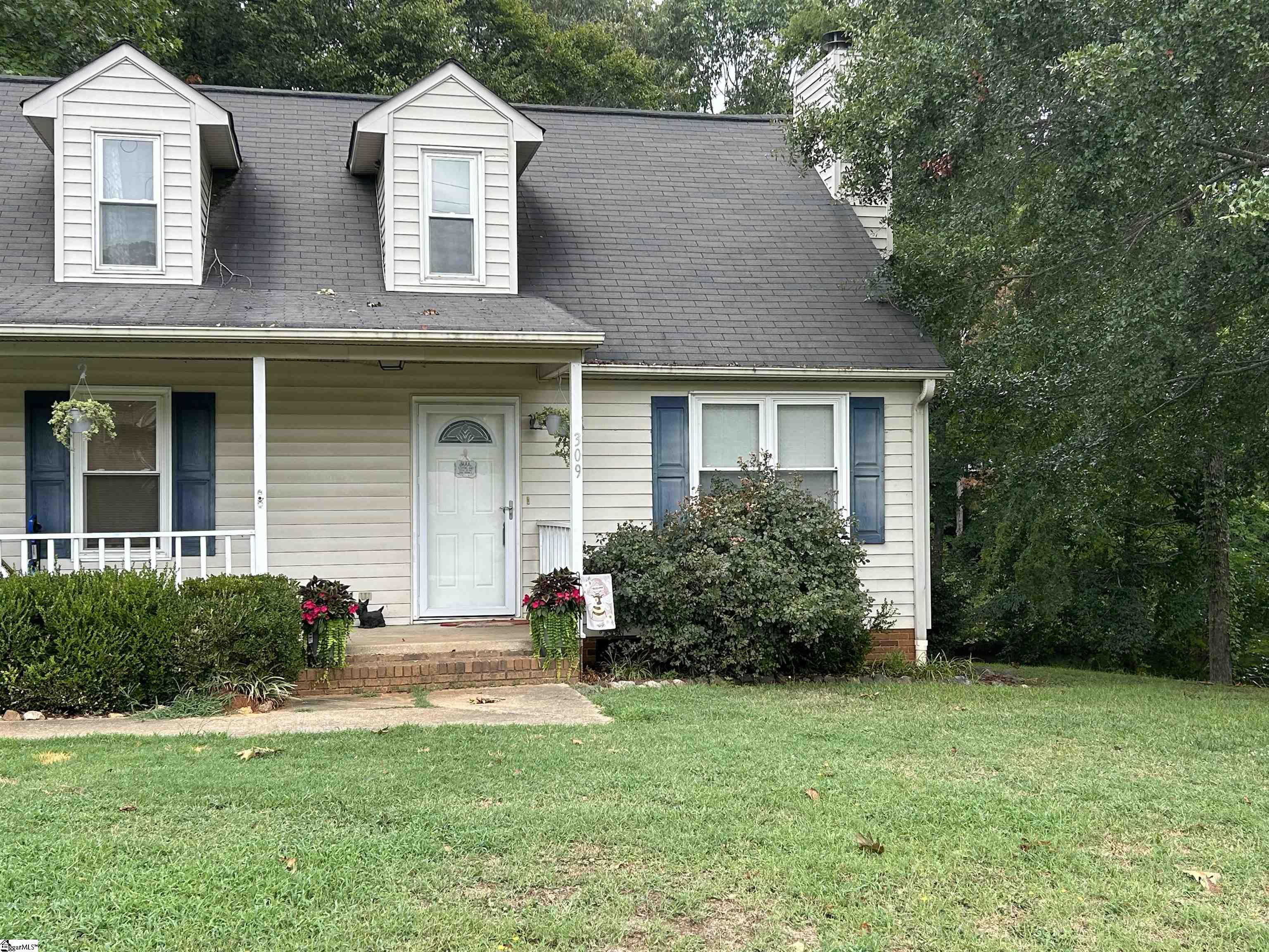 309 Lakeview Drive Laurens, SC 29360 - Photo 2 of 31