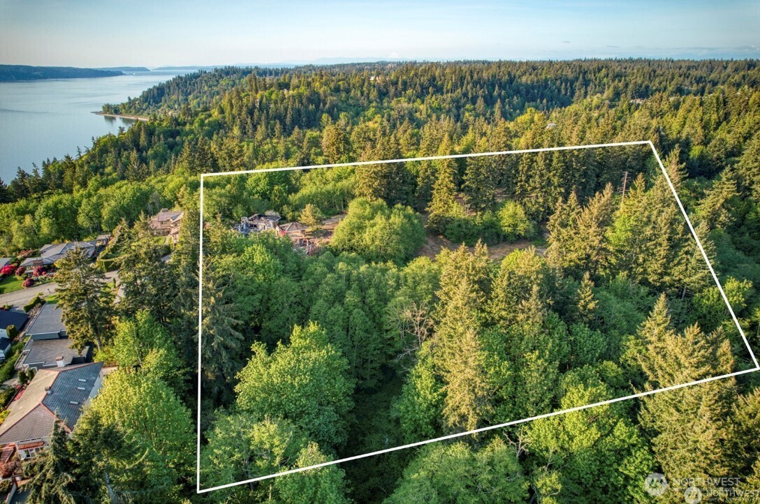 6920 Fisher Road Edmonds, WA 98026 - Photo 2 of 9 a view of a balcony
