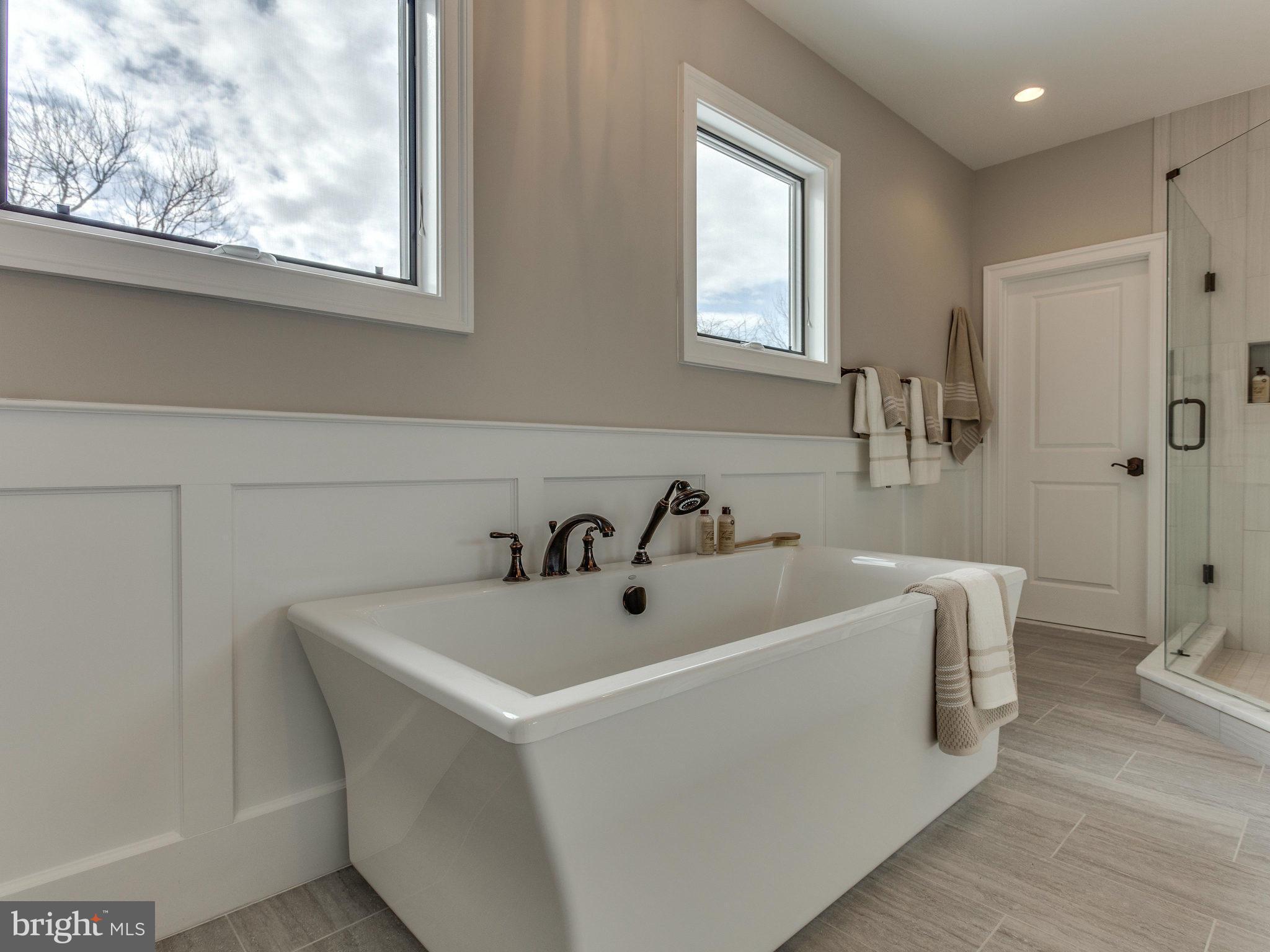 3100 North Rochester Street Arlington, VA 22213 - Photo 23 of 30 a white bath tub sitting next to a white sink