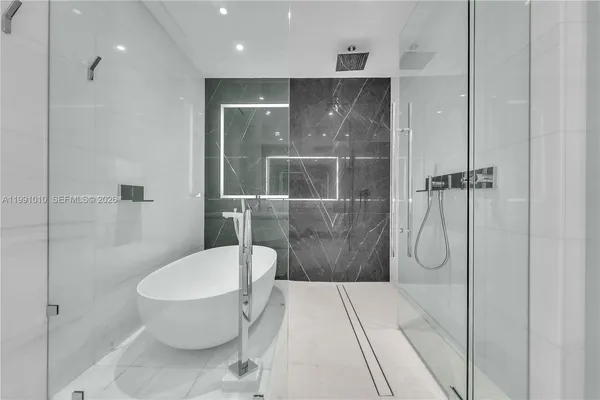 $18,000 | 300 Biscayne Blvd Way, Unit 1902E, Miami, FL 33131