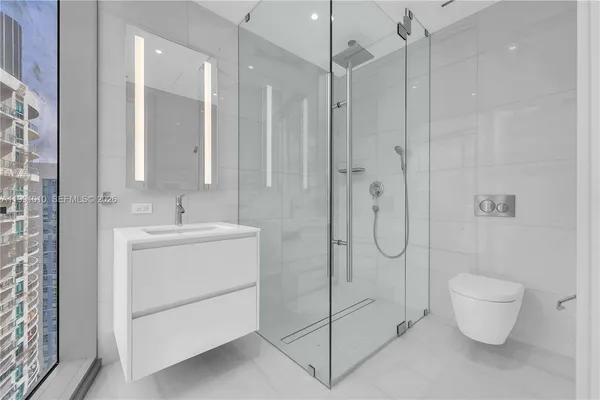 $18,000 | 300 Biscayne Blvd Way, Unit 1902E, Miami, FL 33131