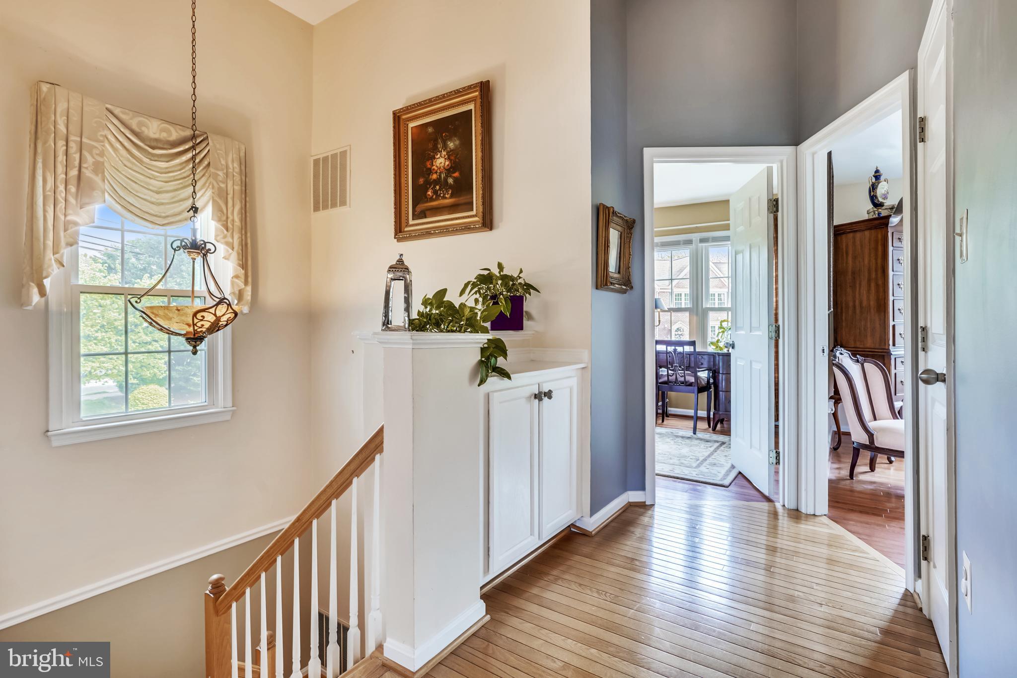 8000 Readington Court Springfield, VA 22152 - Photo 20 of 47 Upper level Hallway