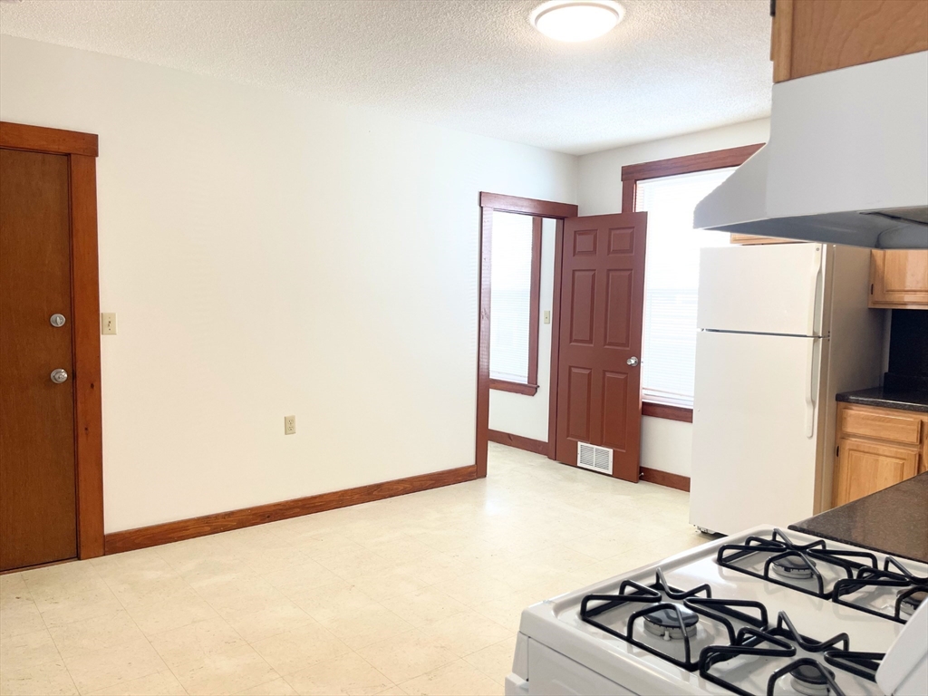 25 Bennett Street, Unit 2 Beverly, MA 01915 - Photo 11 of 17 a bedroom with a bed and a stove