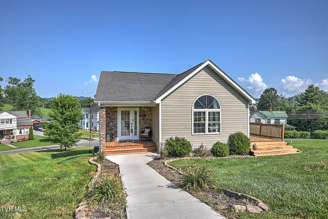 $299,900 | 517 West Glade Street, Glade Spring, VA 24340