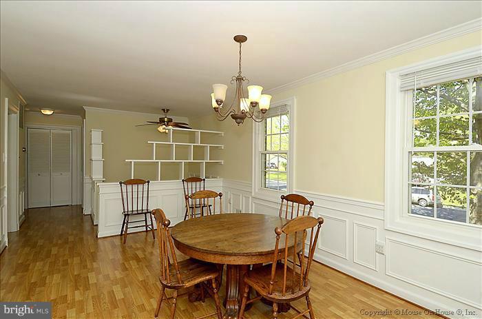 17308 Hughes Road Poolesville, MD 20837 - Photo 12 of 28 Living Room