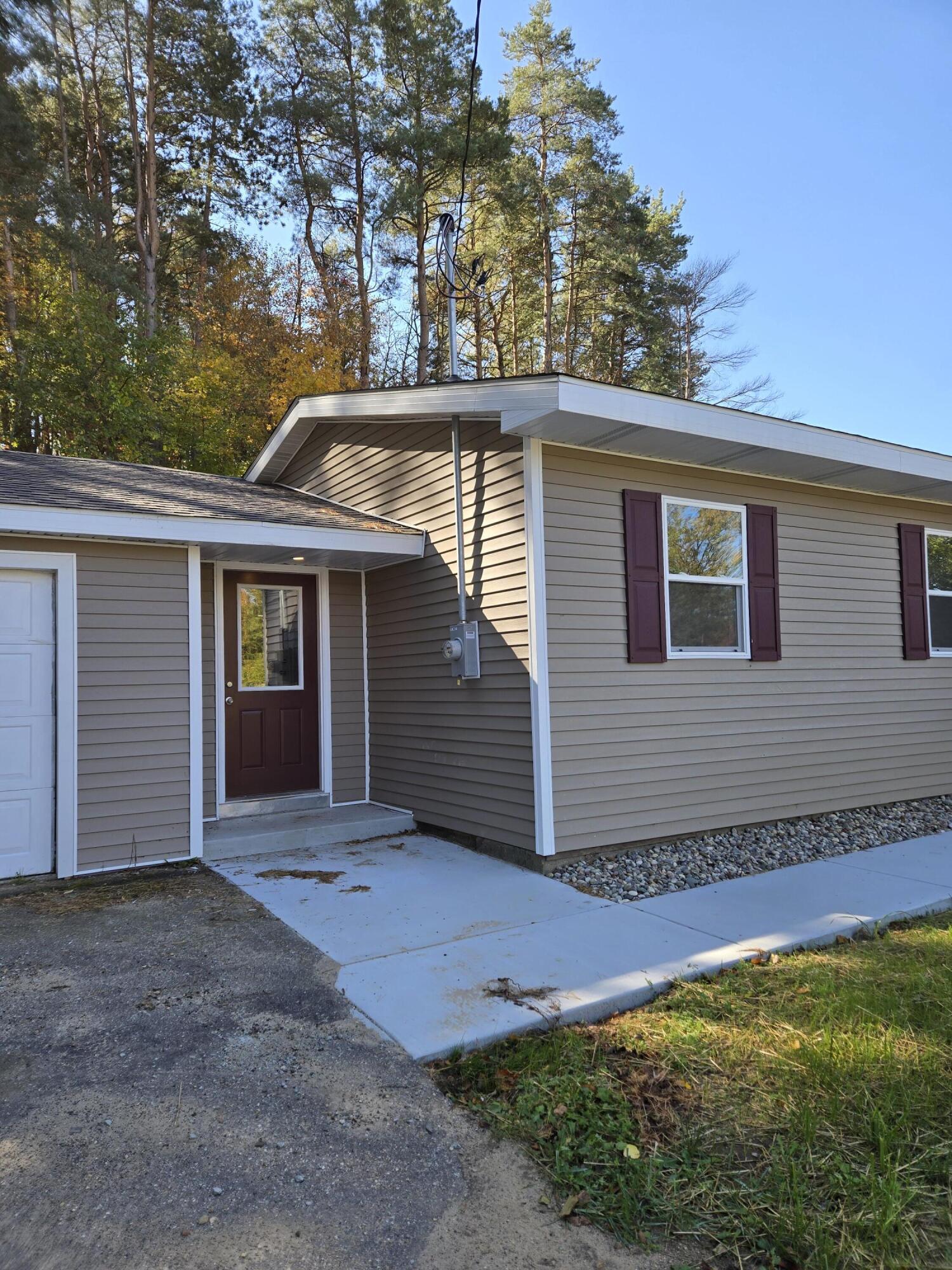 399 Hickory Road Battle Creek, MI 49017 - Photo 3 of 29 20241017_122552