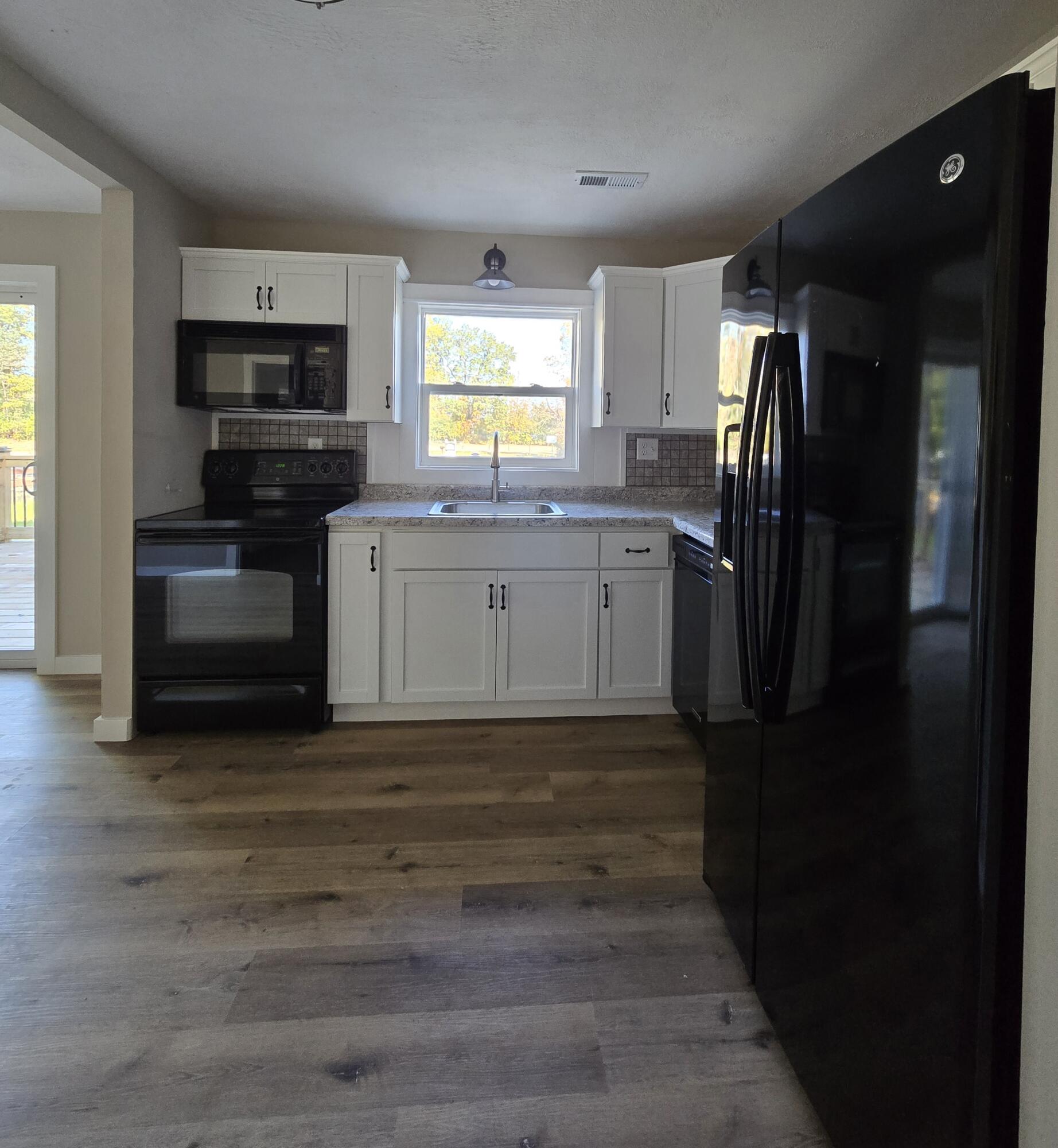 399 Hickory Road Battle Creek, MI 49017 - Photo 7 of 29 20241017_122857 (1)