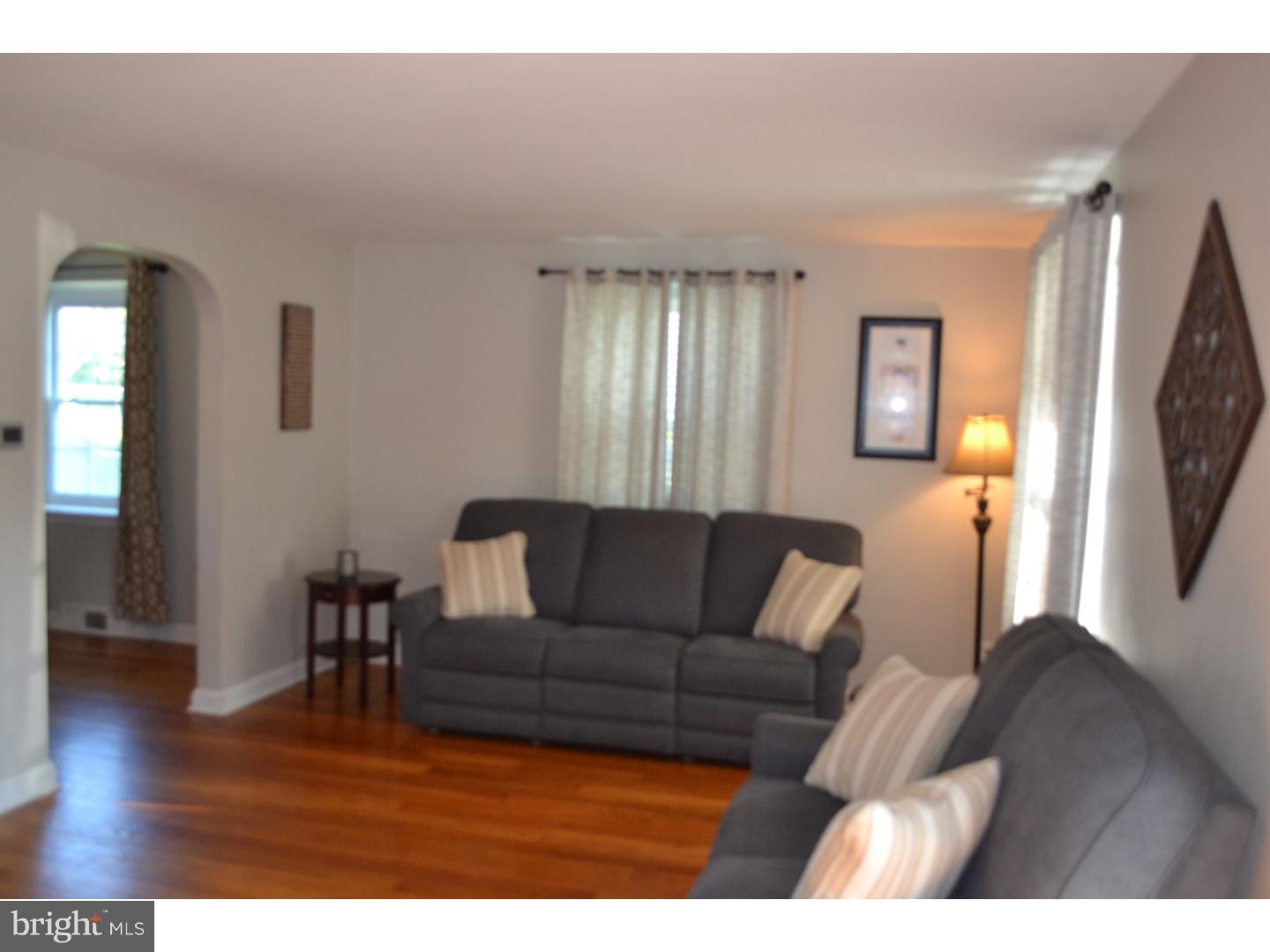 37 Thornridge Road Springfield, PA 19064 - Photo 5 of 25 Living Room