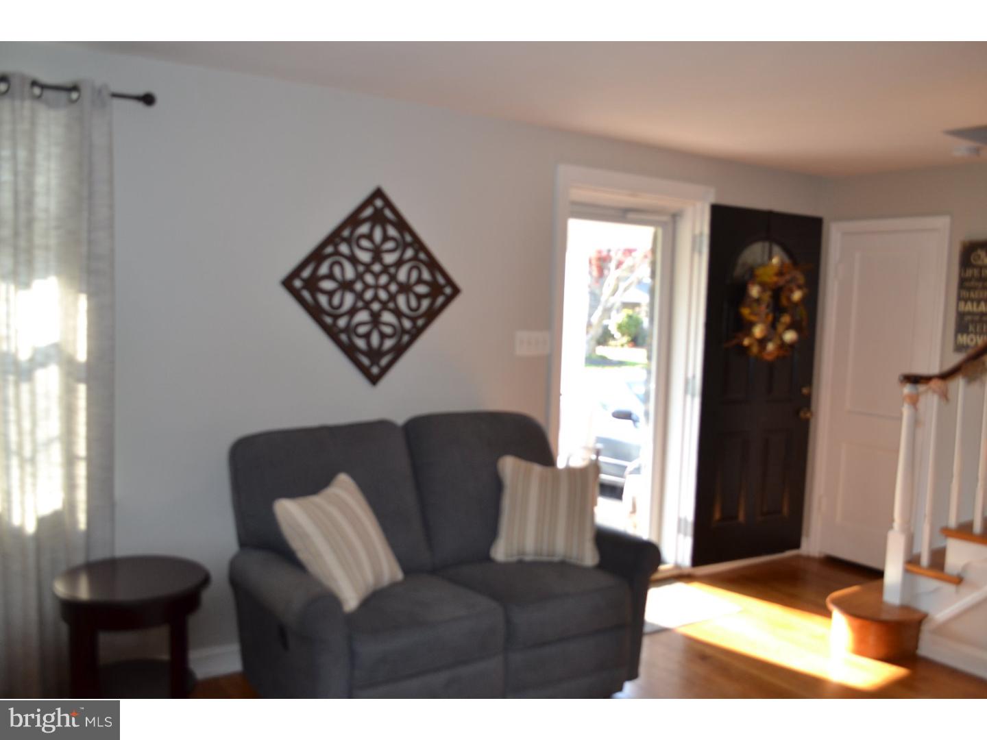 37 Thornridge Road Springfield, PA 19064 - Photo 7 of 25 Living Room