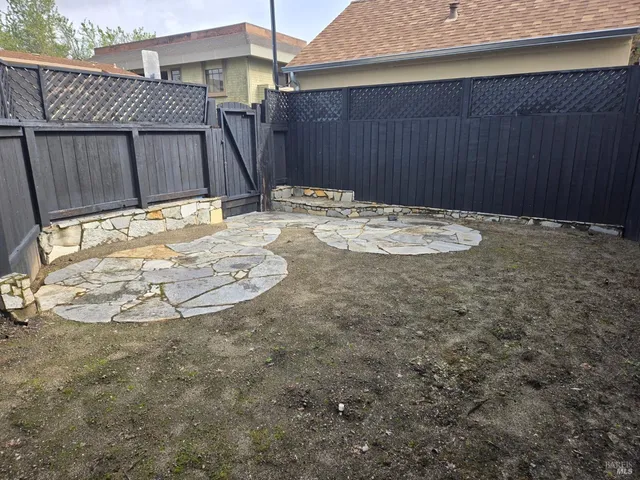 a view of a backyard