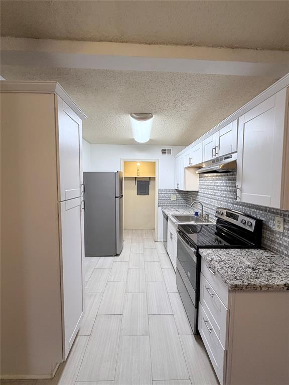 18333 Roehampton Drive, Unit 622 Dallas, TX 75252 - Photo 7 of 28 a kitchen with stainless steel appliances granite countertop a stove and a refrigerator