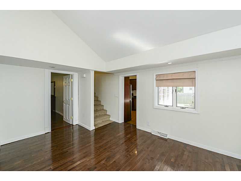 592 Pippin Orchard Road Cranston, RI 02921 - Photo 12 of 25 Living Room.
