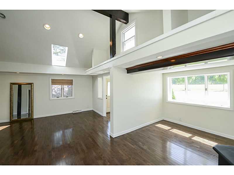 592 Pippin Orchard Road Cranston, RI 02921 - Photo 10 of 25 Living Room.