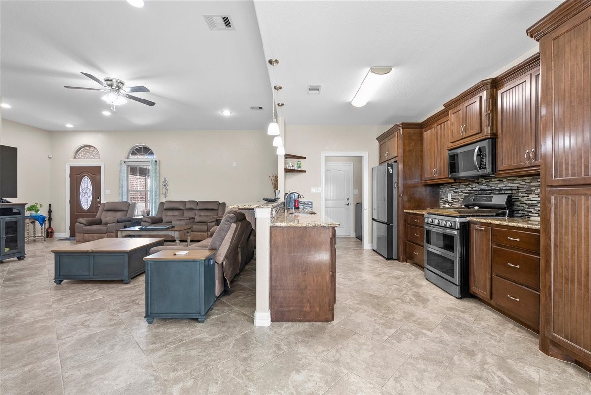 722 Bunkhouse Trail Angleton, TX 77515 - Photo 11 of 33 Gallery Image 11