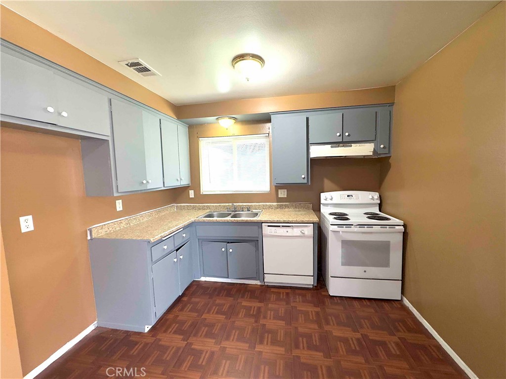 202 East Jackson Street, Unit B Rialto, CA 92376 - Photo 3 of 7 a kitchen with a stove and a refrigerator