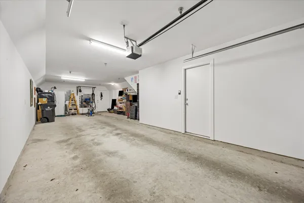 a view of livingroom with furniture