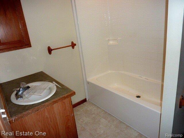 6745 Robb Road Fowlerville, MI 48836 - Photo 13 of 25 Bathroom