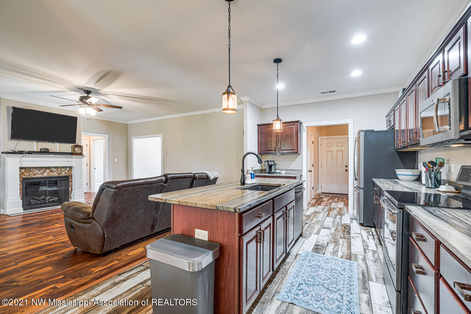 13193 Cathy Road Byhalia, MS 38611 - Photo 17 of 37 Kitchen open to living room