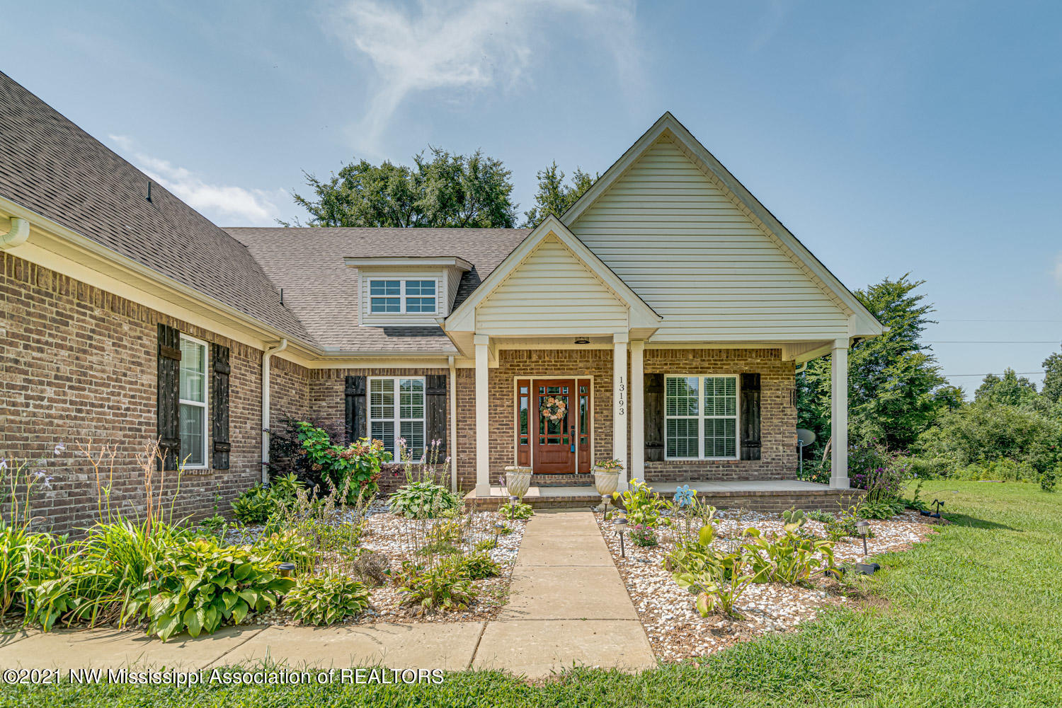 13193 Cathy Road Byhalia, MS 38611 - Photo 2 of 37 Front walk / porch