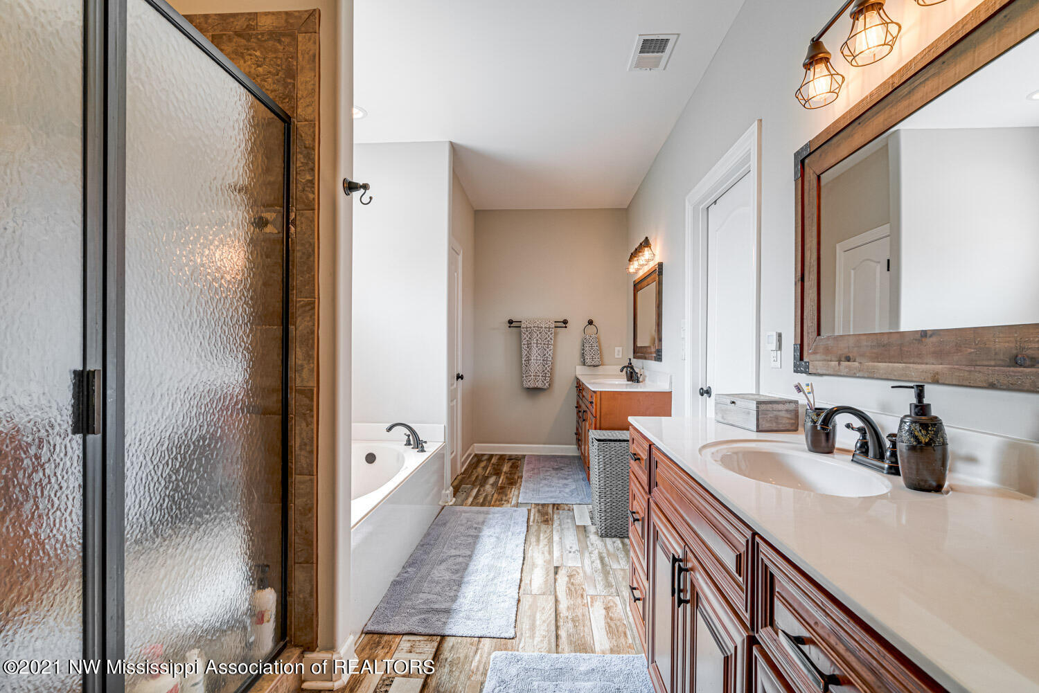 13193 Cathy Road Byhalia, MS 38611 - Photo 21 of 37 Master Bath